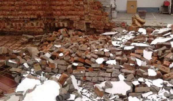 Uttar Pradesh: नोएडा में निर्माणाधीन मकान की दीवार गिरने से 2 घायल